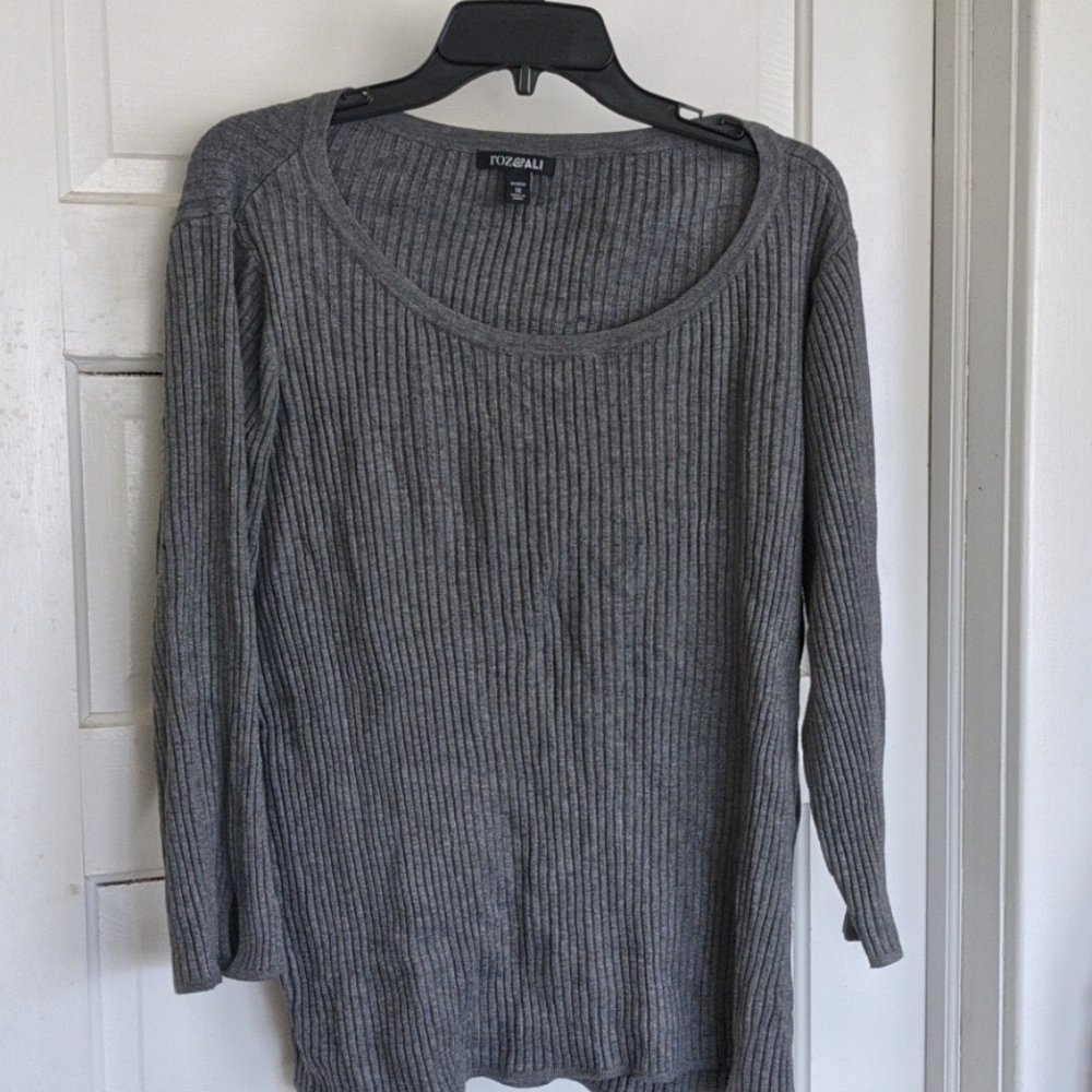 5 for $25 Gray ribbed scoop neck Roz&Ali sweater